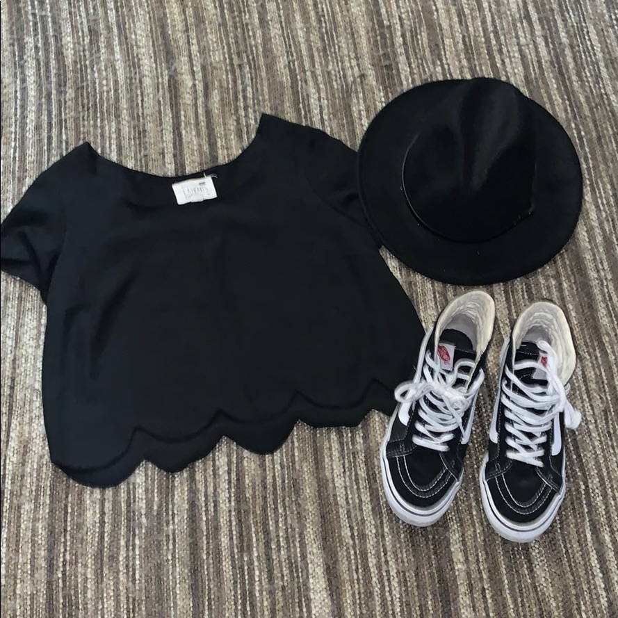 Black Scalloped Crop Blouse // La Hearts // Small